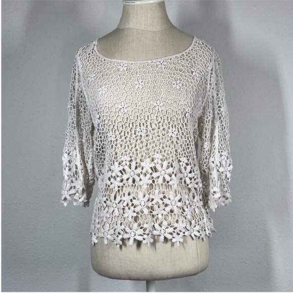 Crochet three-quarter sleeve top with high low hem 100% cotton 
▪️Size M - Picture 1 of 7
